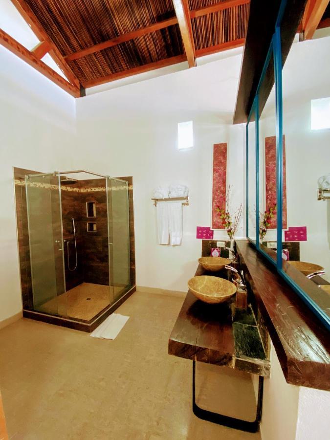 Casa De Leda, A Kali Hotel Santa Marta  Exteriér fotografie A bathroom with a shower enclosure